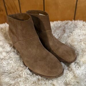 Tom’s Women's Size 9 Brown Suede Ankle Boots EUC
